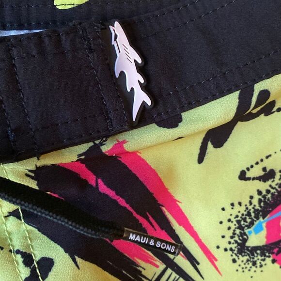 NWOT Maui & Sons Swim Trunks Youth 12 black shark board shorts - Picture 8 of 9